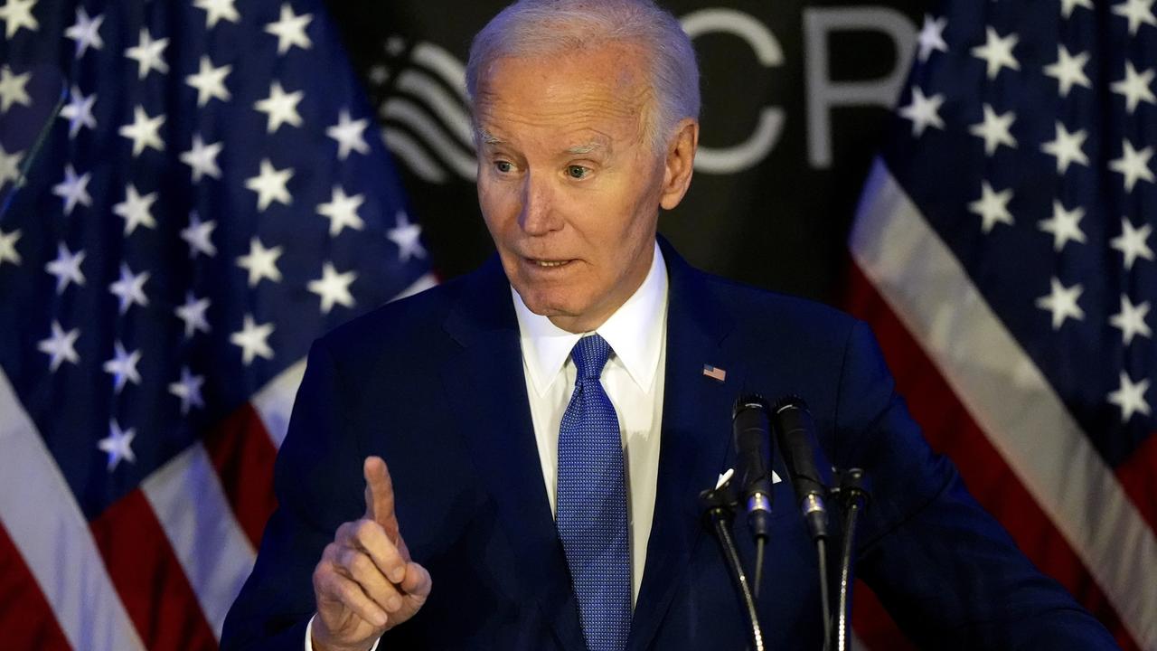 WA 4 Chicago - Bývalý americký prezident Joe Biden gestikuluje počas svojho prvého väčšieho prejavu po odchode z Bieleho domu na konferencii zástupcov zdravotne postihnutých osôb (ACRD) v Chicagu v utorok 15. apríla 2025. FOTO TASR/AP
Former U.S. President Joe Biden speaks at the Advocates, Counselors, and Representatives for the Disabled conference in Chicago, Tuesday, April 15, 2025. (AP Photo/Nam Y. Huh)