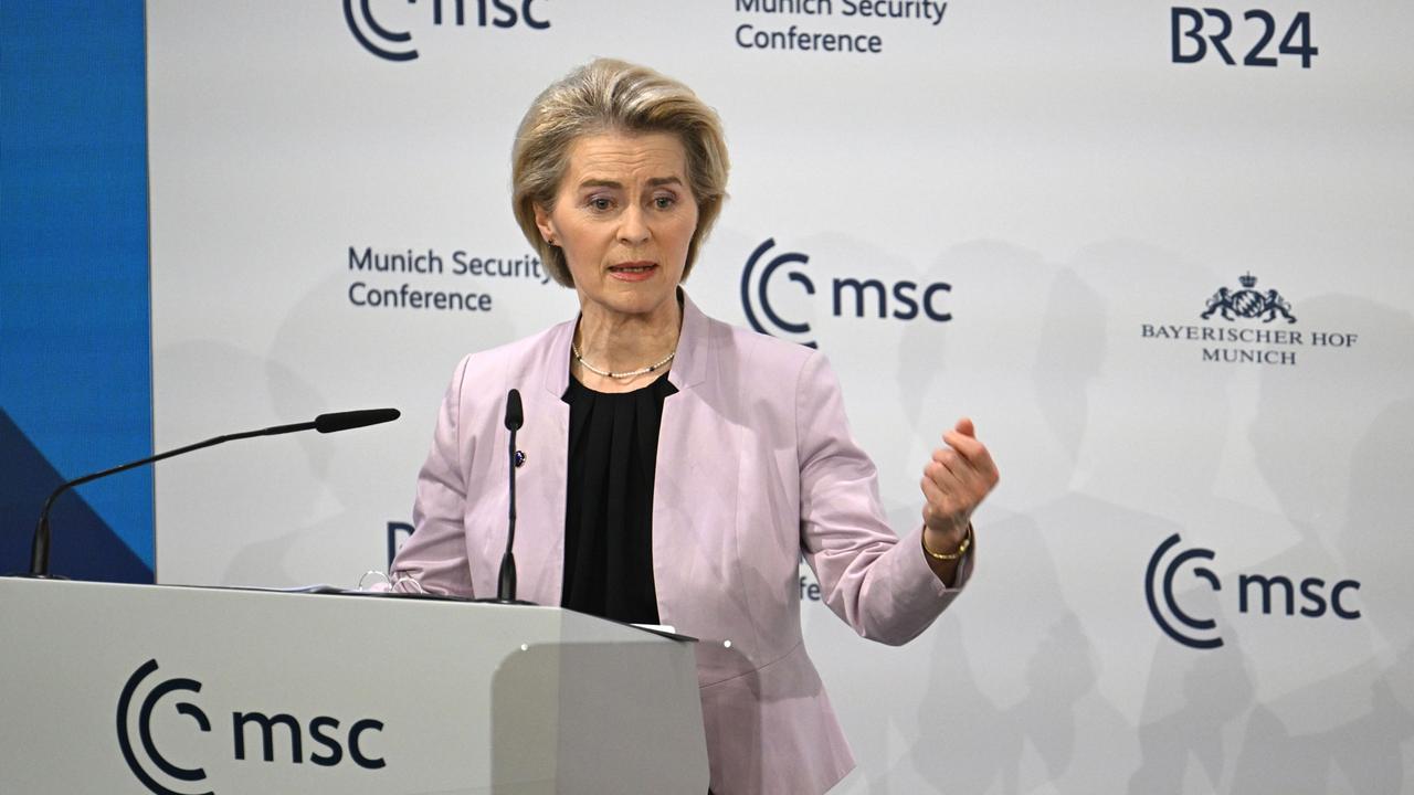 Predsedníčka Európskej komisie (EK) Ursula von der Leyenová gestikuluje počas príhovoru na 61. ročníku Mníchovskej bezpečnostnej konferencie v Mníchove v piatok 14. februára 2025.