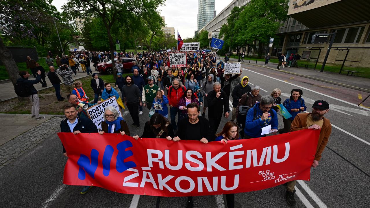 Na snímke demonštranti držia transparent na protestnom zhromaždení Slovensko je Európa v Bratislave vo štvrtok 24. apríla 2025.