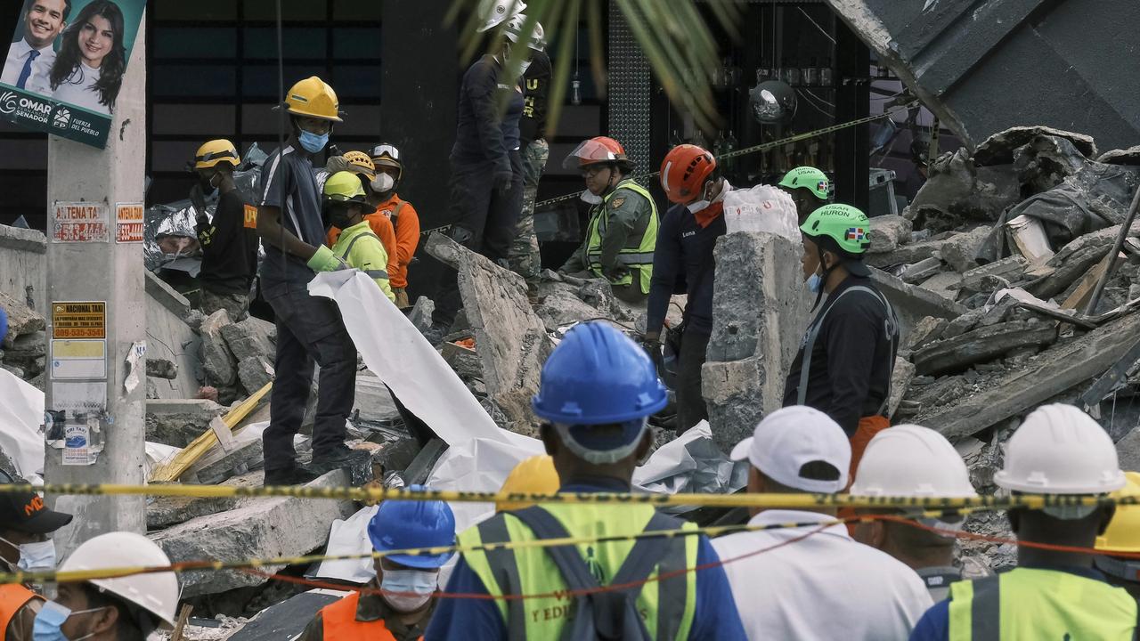 AG11 Santo Domingo - Na snímke záchranári plachtami zakrývajú telá obetí, ktoré vyťahujú z trosiek nočného klubu Jet Set po zrútení strechy, ku ktorému došlo počas koncertu v Santo Domingu, v hlavnom meste Dominikánskej republiky v stredu 9. apríla 2025. FOTO TASR/AP
Rescue workers use sheets as they recover bodies from the rubble at the Jet Set nightclub after its roof collapsed two nights prior during a merengue concert in Santo Domingo, Dominican Republic, Wednesday, April 9, 2025. (AP Photo/Ricardo Hernandez)