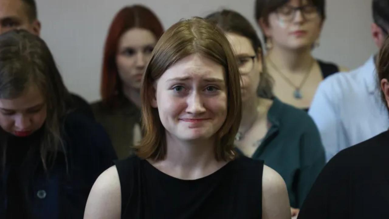 Aktivistka (19) pôjde na takmer tri roky do väzenia za nesúhlas s vojnou