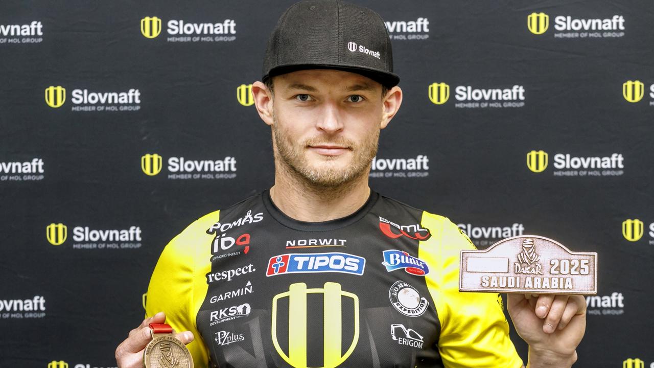 Na snímke slovenský motocyklový pretekár Štefan Svitko pózuje s medailou a plaketou počas brífingu Slovnaft Rally Teamu po návrate z Rely Dakar v Bratislave v pondelok 20. januára 2025. Svitko skončil v celkovom hodnotení na desiatej pozícii. Oproti predošlej edícii Dakaru si pohoršil o jednu priečku. Splnil však svoj cieľ a umiestnil sa v najlepšej desiatke. FOTO TASR - Dano Veselský