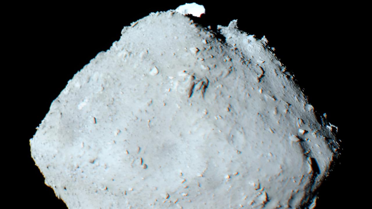 Asteroid Ryugu. Jeho vzorky skrývali prekvapenie - dvojnásobné.