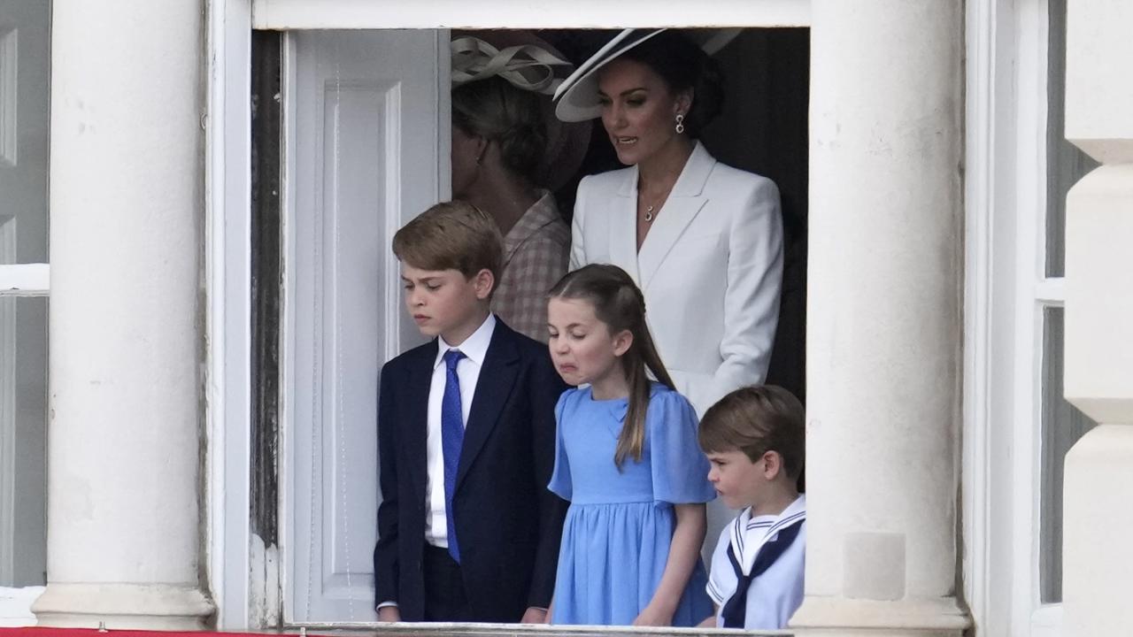 WA 61 Londýn - Na snímke v popredí zľava britský princ George, princezná Charlotte, princ Louis a ich matka - Kate, vojvodkyňa Cambridgeu sledujú z Buckinghamského paláca slávnostný vojenský sprievod (Trooping the Color), ktorým sa začali štvordňové oslavy 70. výročia nástupu britskej kráľovnej Alžbety II. na trón v Londýne vo štvrtok 2. júna 2022. Kráľovná Alžbeta II. (96) oslávila 70 rokov na tróne vo februári a celonárodné oslavy jej platinového jubilea, vrátane ďakovnej bohoslužby a hudobnéh