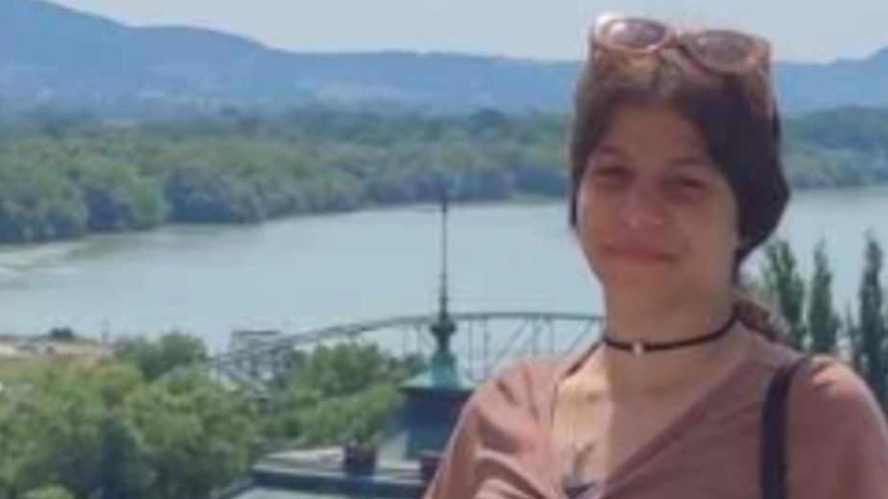 Polícia opäť žiada verejnosť o pomoc pri pátraní po nezvestnej 14-ročnej Lenke z okresu Galanta. Pátranie bolo vyhlásené po tom, čo 8. apríla približne o 6.45 h odišla z adresy trvalého bydliska v okrese Galanta a už sa nevrátila a nikomu známemu neozvala. Trnavská krajská polícia o tom informovala na sociálnej sieti. Na snímke nezvestná 14-ročná Lenka z Galanty. FOTO TASR - KR PZ v Trnave 