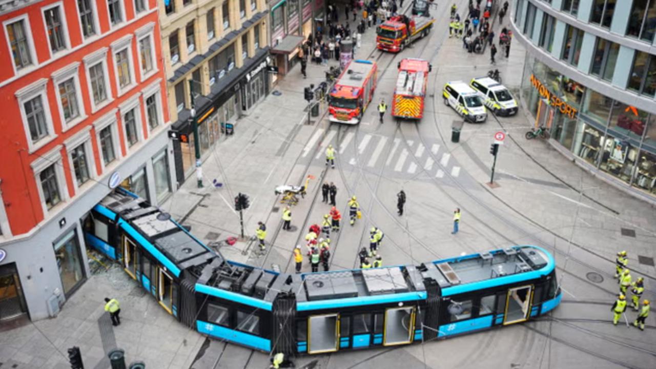 V centre Osla sa vykoľajila električka a vrazila do obchodu