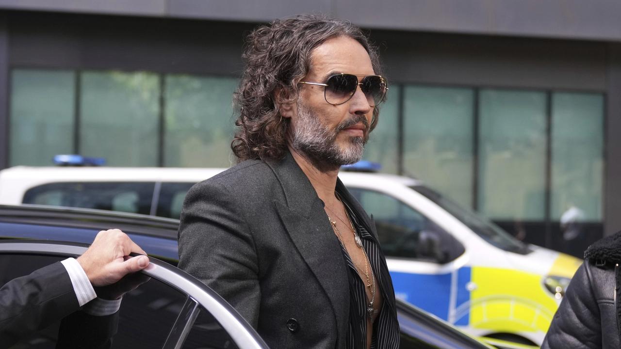 Britský komik, herec a bývalý moderátor Russell Brand prichádza na súd v Londýne 30. mája 2025, kde bude pokračovať ďalšie pojednávanie v procese s ním pre obvinenia zo znásilnenia a ďalších sexuálnych trestných činov.