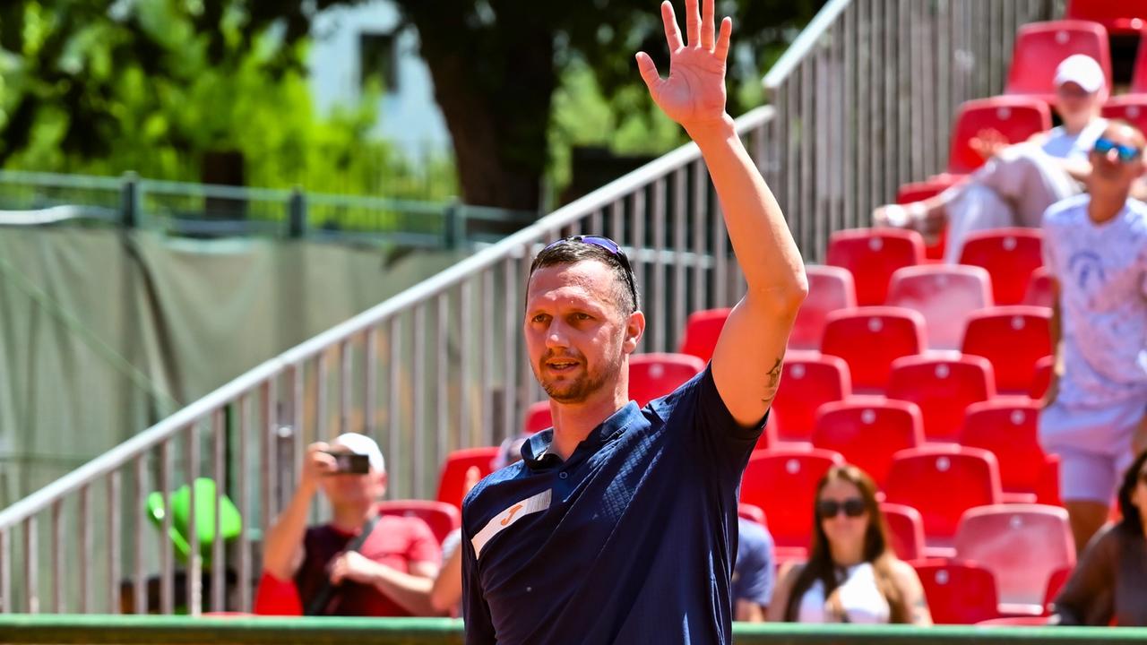 Slovenský tenista Filip Polášek máva divákom počas rozlúčkového zápasu v rámci challengerového antukového turnaju Bratislava Open.