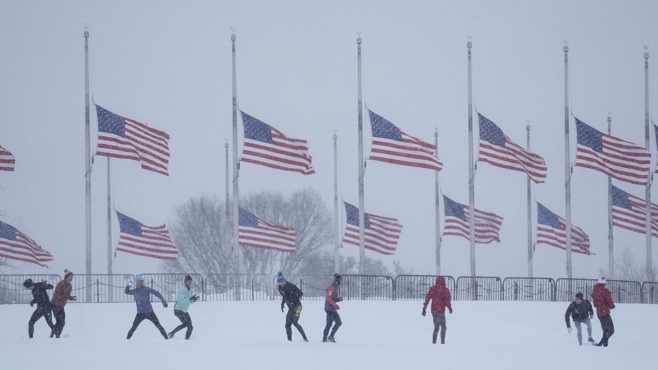 KK38 Washington - Na snímke ľudia sa guľujú počas snehovej búrky pred americkými vlajkami, ktoré sú spustené na pol po žrde na počesť bývalého amerického prezidenta Jimmyho Cartera vo Washingtone 6. januára 2025. Bývalý americký prezident Jimmy Carter zomrel 29. decembra vo veku 100 rokov. FOTO TASR/AP
People engage in a snowball fight as U.S. flags, along the base of the Washington Monument, fly at half-staff in memorial to former President Jimmy Carter, who died at the age of 100, in Washington, Monday, Jan. 6, 2025. (AP Photo/Matt Rourke)