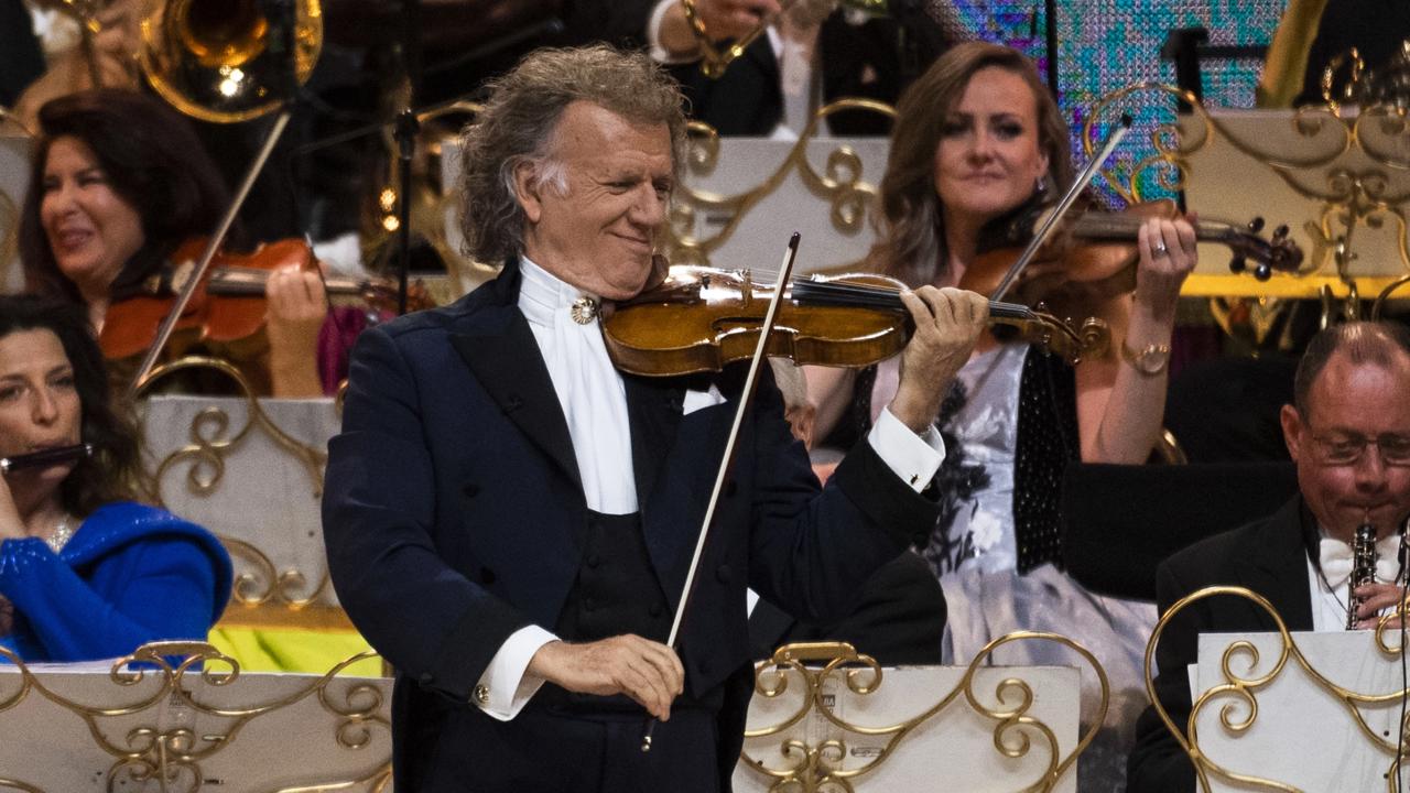 Na snímke holandský huslista a skladateľ André Rieu vystupuje spolu so svojím 60-členným súkromným orchestrom Johann Strauss Orchestra počas koncertu na Zimnom štadióne Ondreja Nepelu 31. mája 2022 v Bratislave. FOTO TASR - Jaroslav Novák