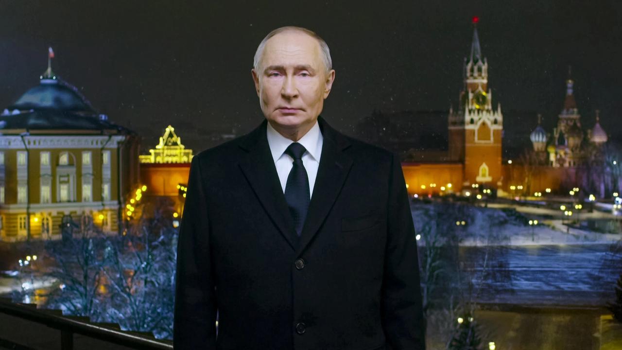 Na snímke z videa ruský prezident Vladimir Putin rozpráva počas nahrávania novoročného príhovoru v Kremli v Moskve