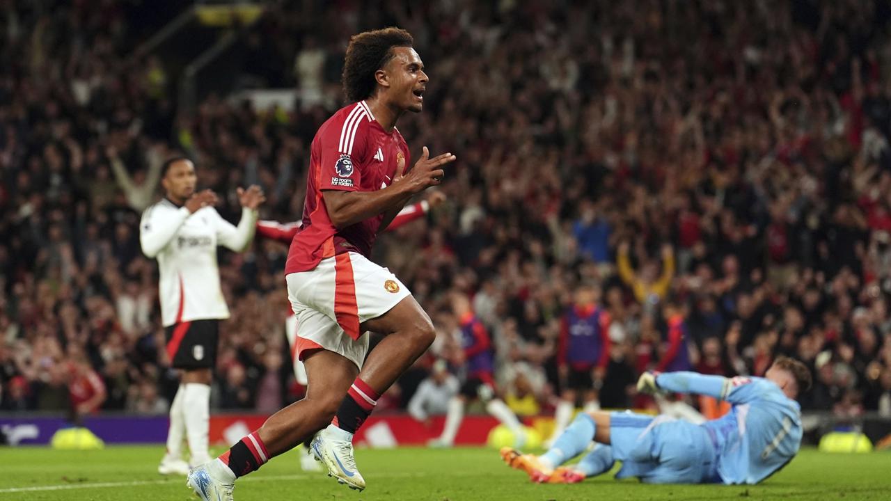 EBE 3 Manchester - Na snímke hráč United Joshua Zirkzee oslavuje svoj úvodný gól počas zápasu 1. kola anglickej Premier League vo futbale Manchester United - FC Fulham (1:0) v Manchestri 16. augusta 2024. FOTO TASR/AP

Manchester United's Joshua Zirkzee celebrates scoring their side's first goal of the game during a Premier League soccer match against Tottenham Hotspur at Old Trafford in Manchester, England,  Friday, Aug. 16, 2024. (Martin Rickett/PA via AP)