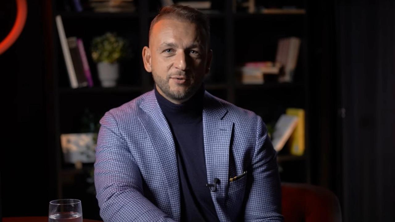 Minister vnútra a líder Hlasu Matúš Šutaj Eštok ako moderátor v novom podcaste, ktorý spustil vo štvrtok 3. apríla 2025. Jeho prvým hosťom bol nový šéf parlamentu a podpredseda Hlasu Richard Raši.