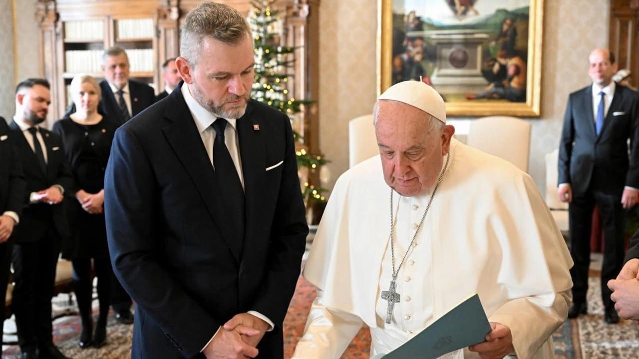 Prezident SR Peter Pellegrini a pápež František počas súkromnej audiencie vo Vatikáne v pondelok 9. decembra 2024.