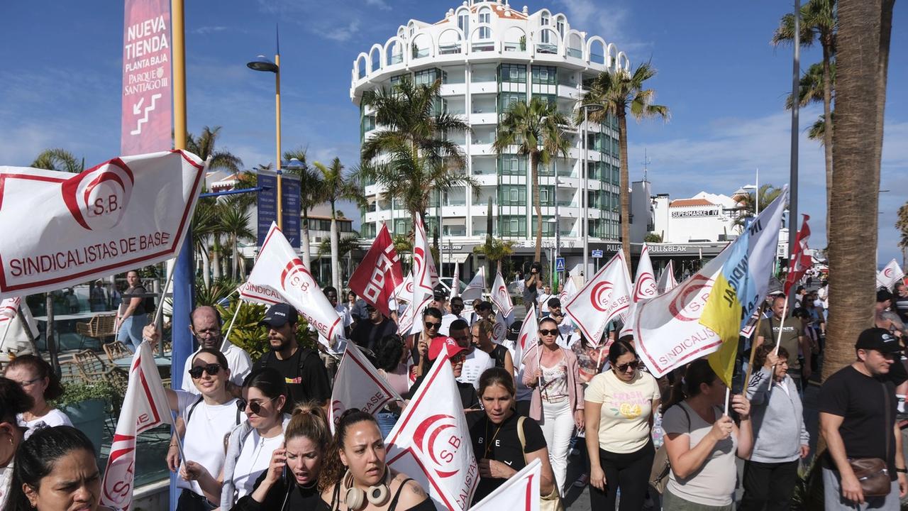 Obyvatelia Tenerife protestujú proti masovej turistike a ničeniu životného prostredia.