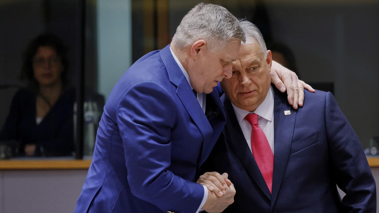 Slovenský premiér Robert Fico (vľavo) a maďarský premiér Viktor Orbán sa objímajú na summite EÚ v Bruseli vo štvrtok 20. marca 2025.
