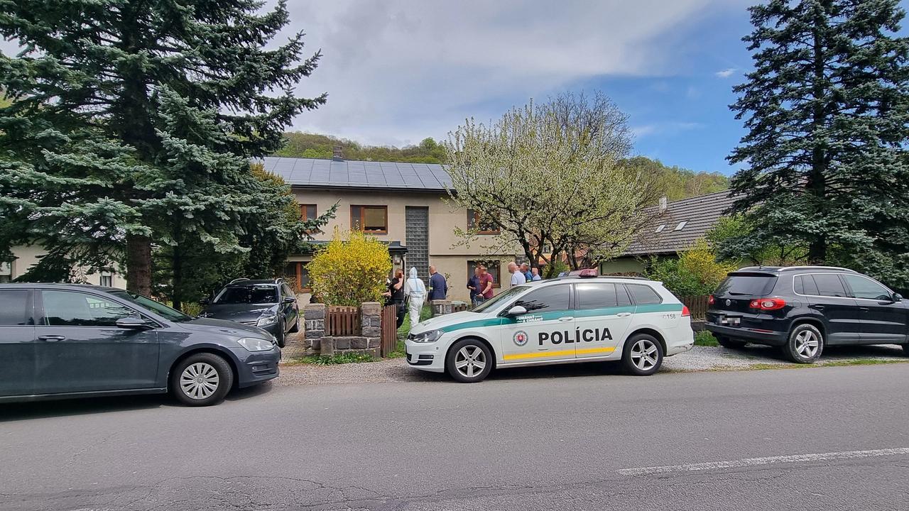 Žena našla v dome dvoch mužov s prestrelenými hlavami.