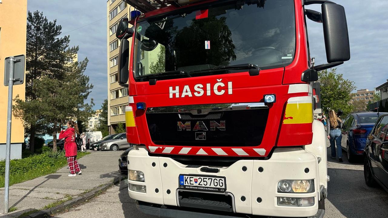 Pri požiari v jednom z bytov v Poprade našli staršieho muža bez známok života. Krajské riaditeľstvo Policajného zboru (PZ) v Prešove na sociálnej sieti informovalo, že zadymenie v bytovom dome im nahlásili vo štvrtok ráno. (Ilustračné foto)