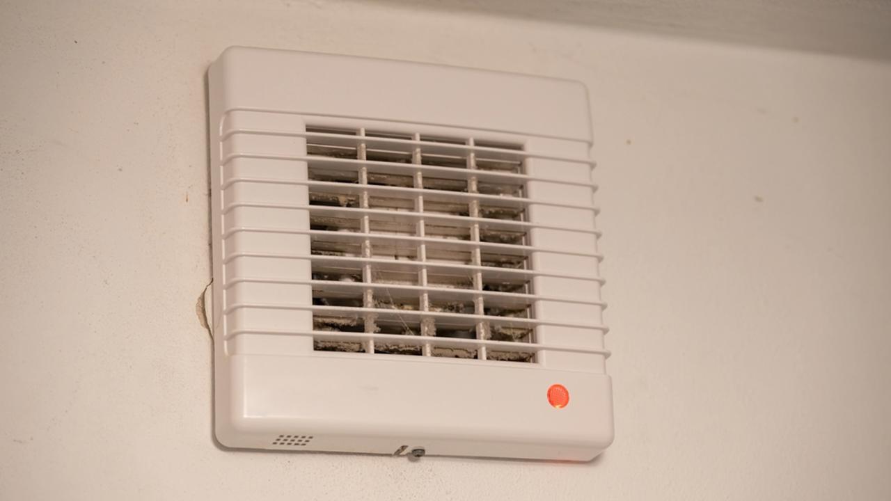 Ventilátor v kúpeľni treba pravidelne čistiť.