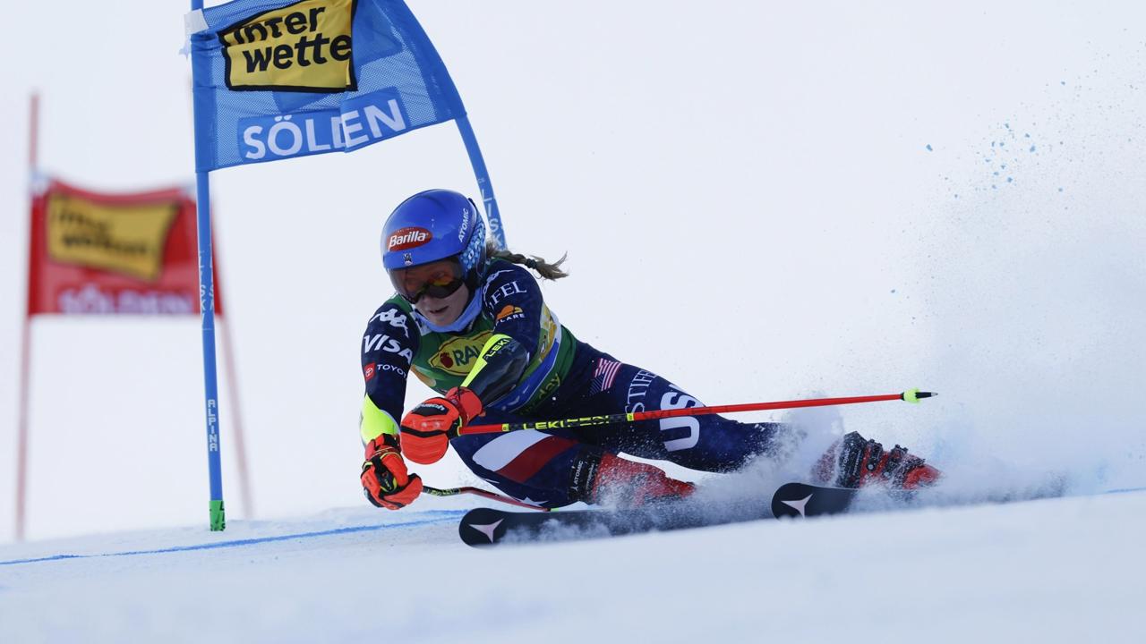 AZ4 Sölden - Na snímke americká lyžiarka Mikaela Shiffrinová na trati v 1. kole úvodného obrovského slalomu Svetového pohára v rakúskom Söldene v sobotu 26. októbra 2024. FOTO TASR/AP  


United States' Mikaela Shiffrin speeds down the course during an alpine ski, women's World Cup giant slalom, in Soelden, Austria, Saturday, Oct. 26, 2024. (AP Photo/Alessandro Trovati)
