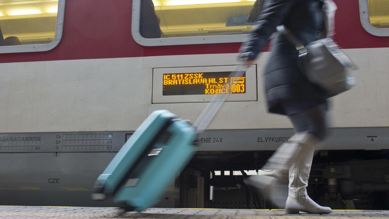 Dva vlaky InterCity do seba takmer narazili, zastavili od seba len tisíc metrov. (Ilustračné foto)