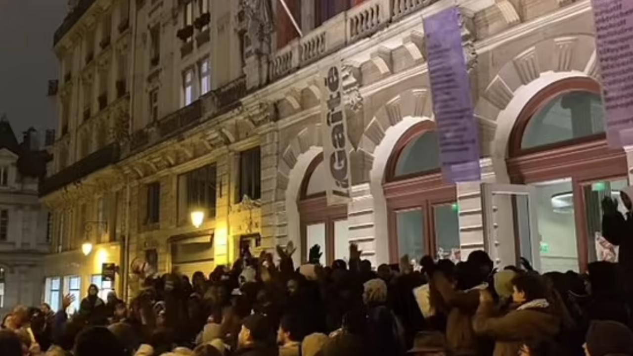 Migranti obsadili v Paríži budovu divadla.