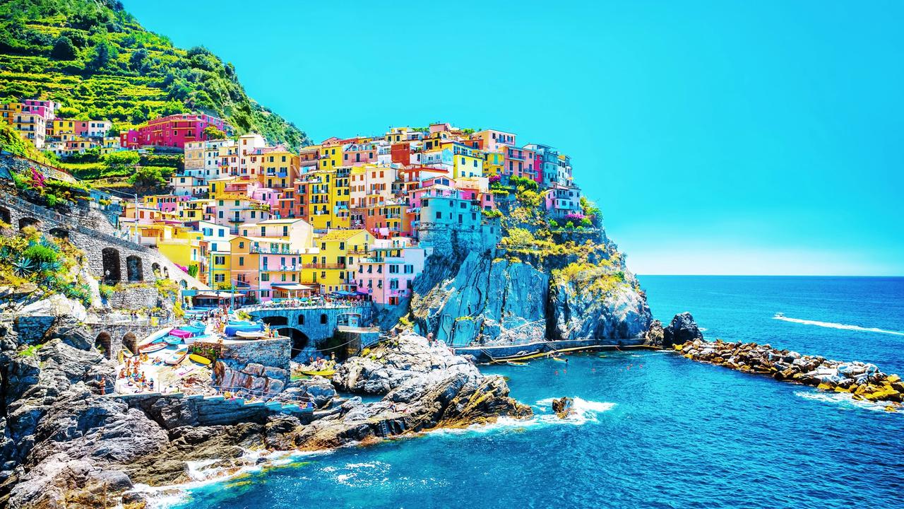 Pohľad na starobylú rybársku dedinku Vernazza je pastvou pre oči. Môžete sa tam vybrať i pešo z Monterossa al Mare či z Corniglie