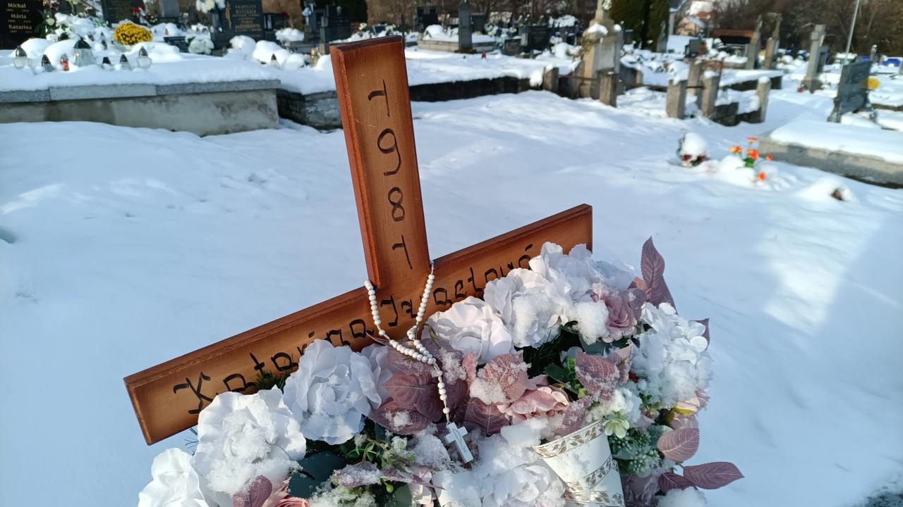 Vyšetrovateľ Úradu inšpekčnej služby (ÚIS) v pondelok (24. 2.) zadržal a obvinil policajta zaradeného v rámci Trenčianskeho kraja. Mal vynášať citlivé informácie a zmariť tým vyšetrovanie vraždy.