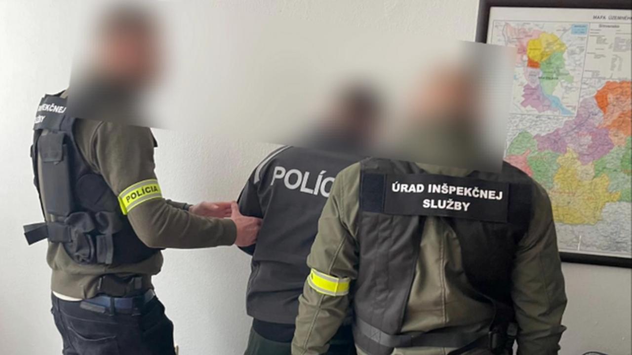 Vyšetrovateľ ÚIS obvinil policajta, vynášal informácie o vražde