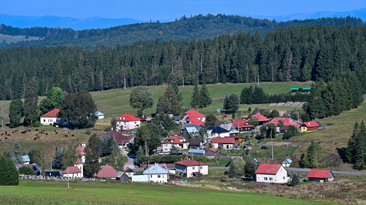 Pohľad na malú, ale zaujímavú obec s krásnou prírodou a kreatívnymi ľuďmi.