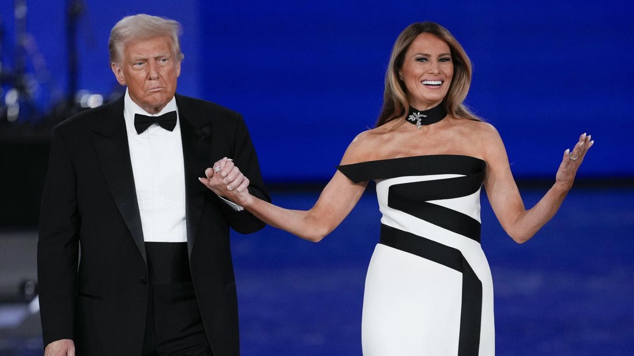 KK26 Washington - Americký prezident Donald Trump a prvá dáma USA Melania Trumpová tancujú na Plese slobody 20. januára 2025 vo Washingtone. Republikán Donald Trump sa v pondelok po zložení prísahy oficiálne stal v poradí 47. prezidentom Spojených štátov. FOTO TASR/AP
President Donald Trump and first lady Melania Trump at the Liberty Ball during the 60th Presidential Inauguration, Monday, Jan. 20, 2025, at the Washington Convention Center in Washington. (AP Photo/Julia Demaree Nikhinson)