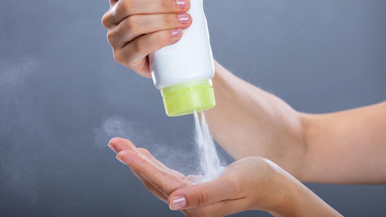 Prášok dobre absorbuje vlhkosť a pomáha znižovať trenie, čo sa zíde pri udržiavaní suchej pokožky a pri prevencii vyrážok. Štúdia z roku 2010 publikovaná v Cancer Epidemiology, Biomarkers & Prevention však odhalila, že nanášanie púdru v okolí genitálií môže u žien zvýšiť riziko rakoviny endometria o 24 percent.