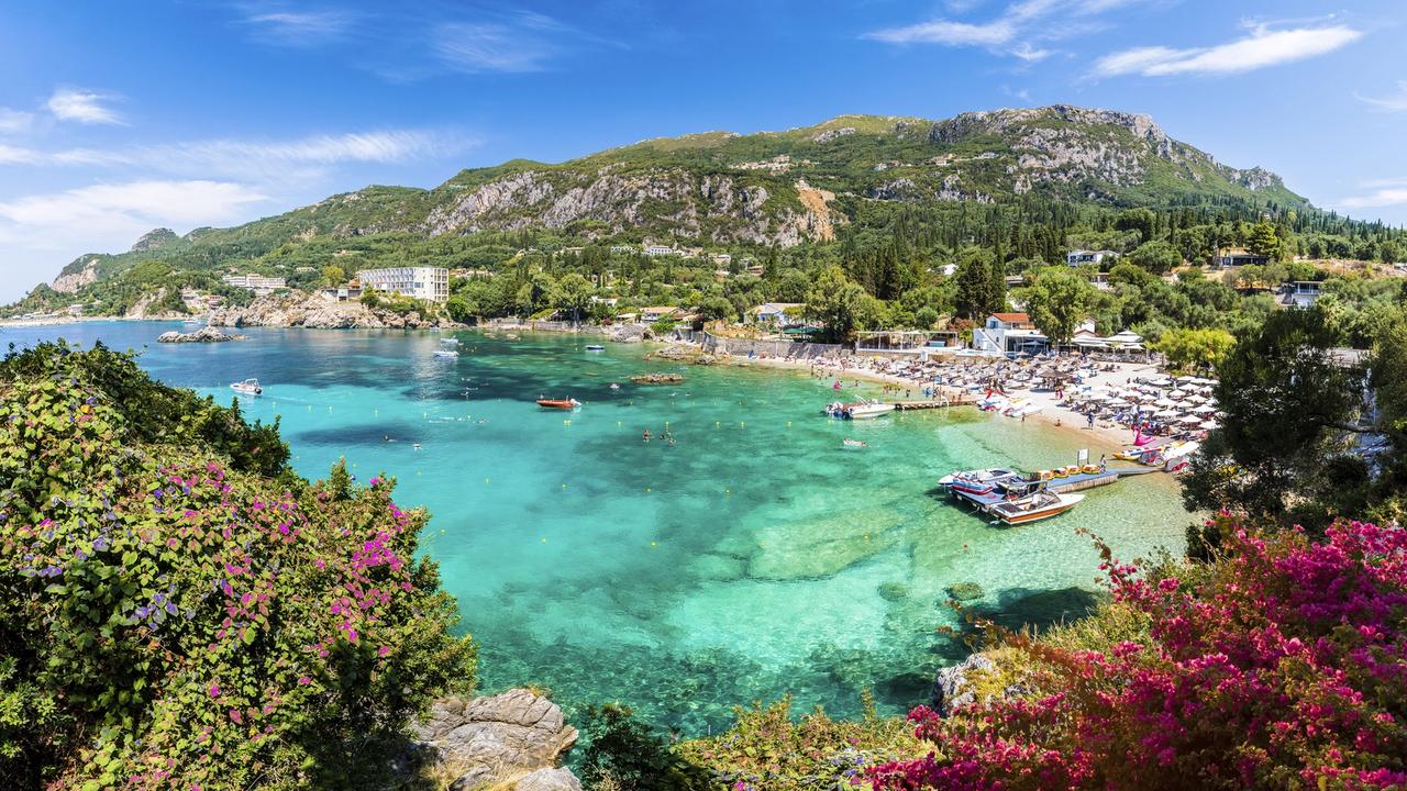 Väčšina turistov netuší, že pri brehoch Korfu pláva žralok modrý.