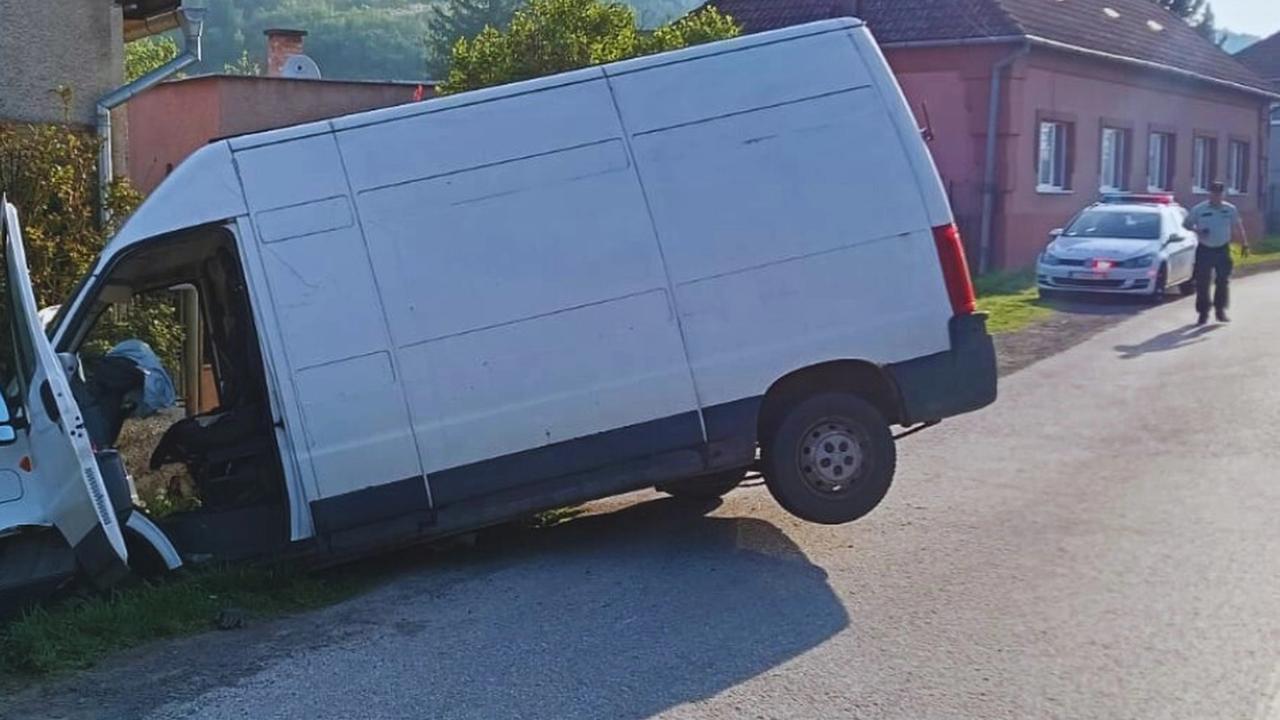 Mladík vo Fiľakove vykradol pivnice, ukradol dodávku a pod vplyvom drog havaroval.