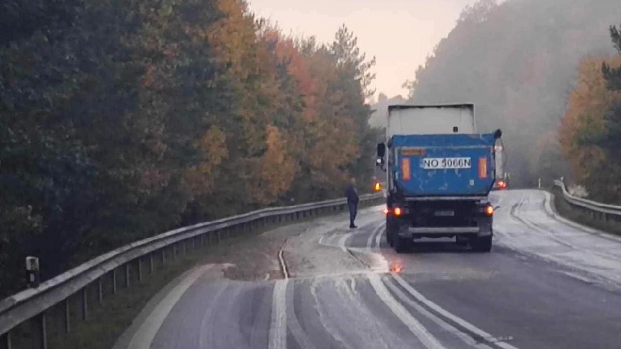 Z kamiónu vytekala na vozovku jablčná šťava.