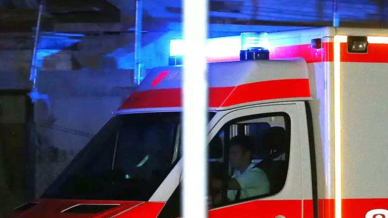 Pri zrážke školského autobusu s električkou utrpelo zranenia 11 ľudí