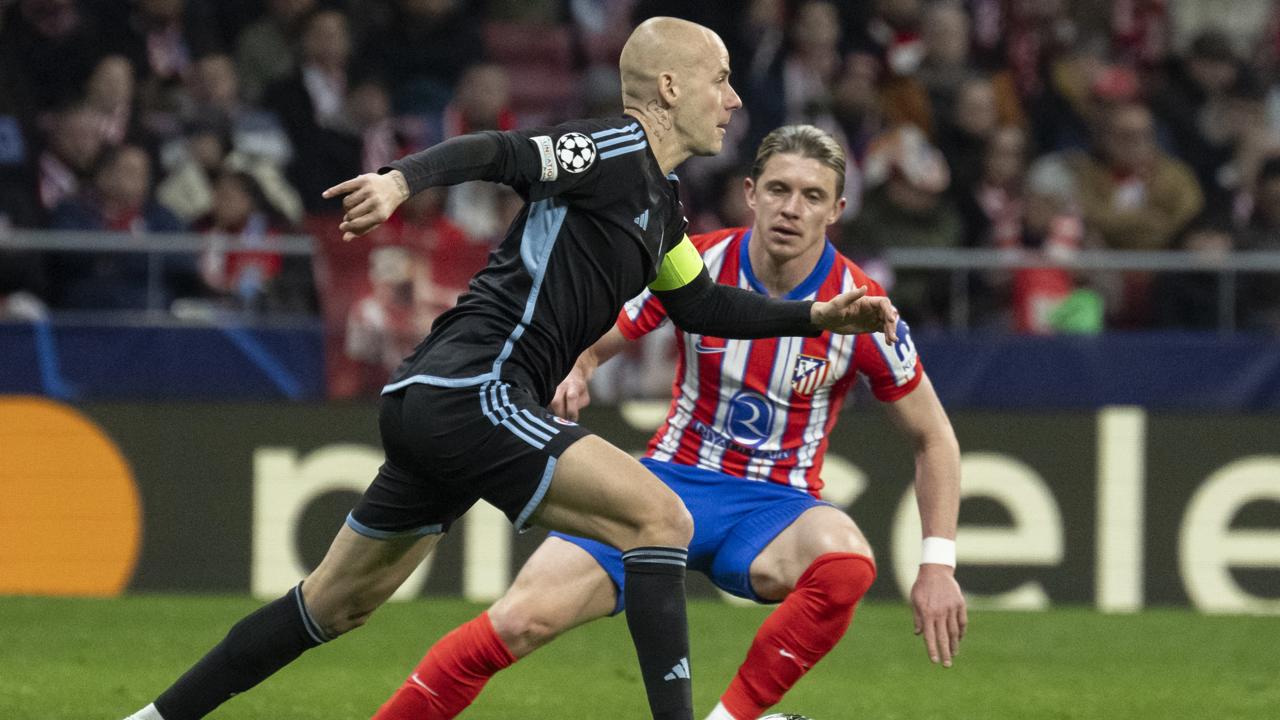 Na snímke vľavo Vladimír Weiss ml. (Slovan) a vpravo Conor Gallagher (Atletico) počas futbalového zápasu 6. kola ligovej fázy Ligy majstrov Atletico Madrid - ŠK Slovan Bratislava 11. decembra 2024 v Madride. FOTO TASR - Martin Baumann