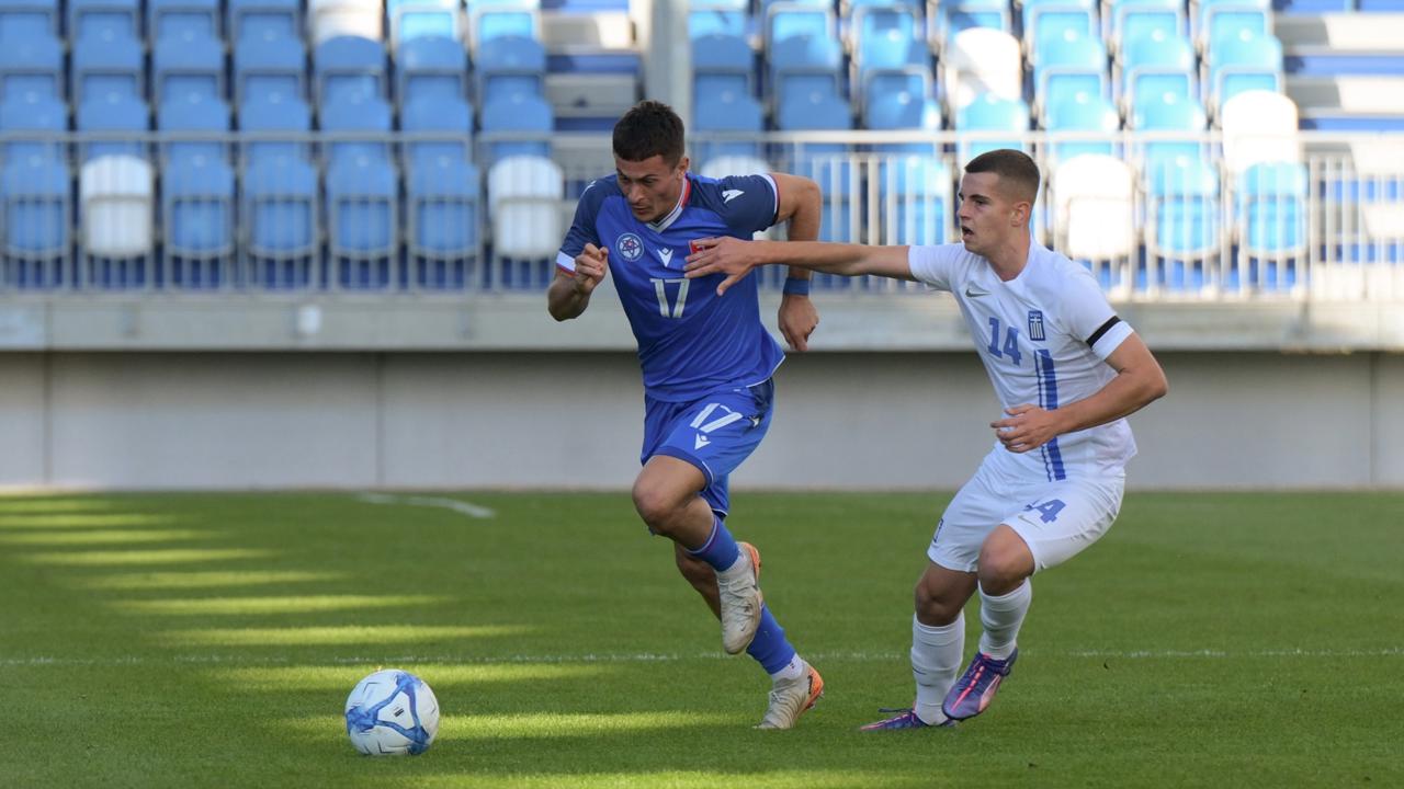 Na snímke zľava Adrián Kaprálik (Slovensko) a Christos Mouzakitis (Grécko) v prípravnom zápase hráčov do 21 rokov vo futbale medzi Slovenskom a Gréckom 11. októbra 2024 v Nitre. FOTO TASR - Henrich Mišovič