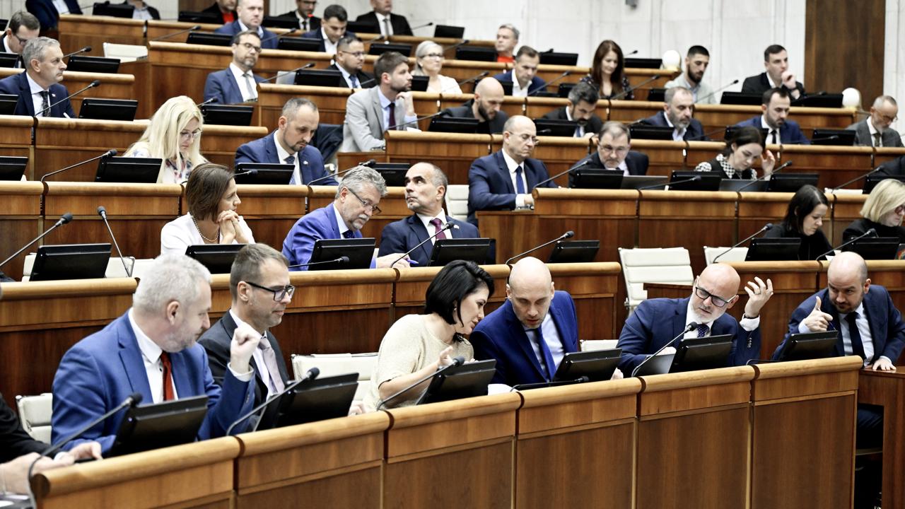 Parlament. Po tom, čo sa Pellegrini stal prezidentom, sa vládna koalícia nedokáže dohodnúť na novom predsedovi Národnej rady.