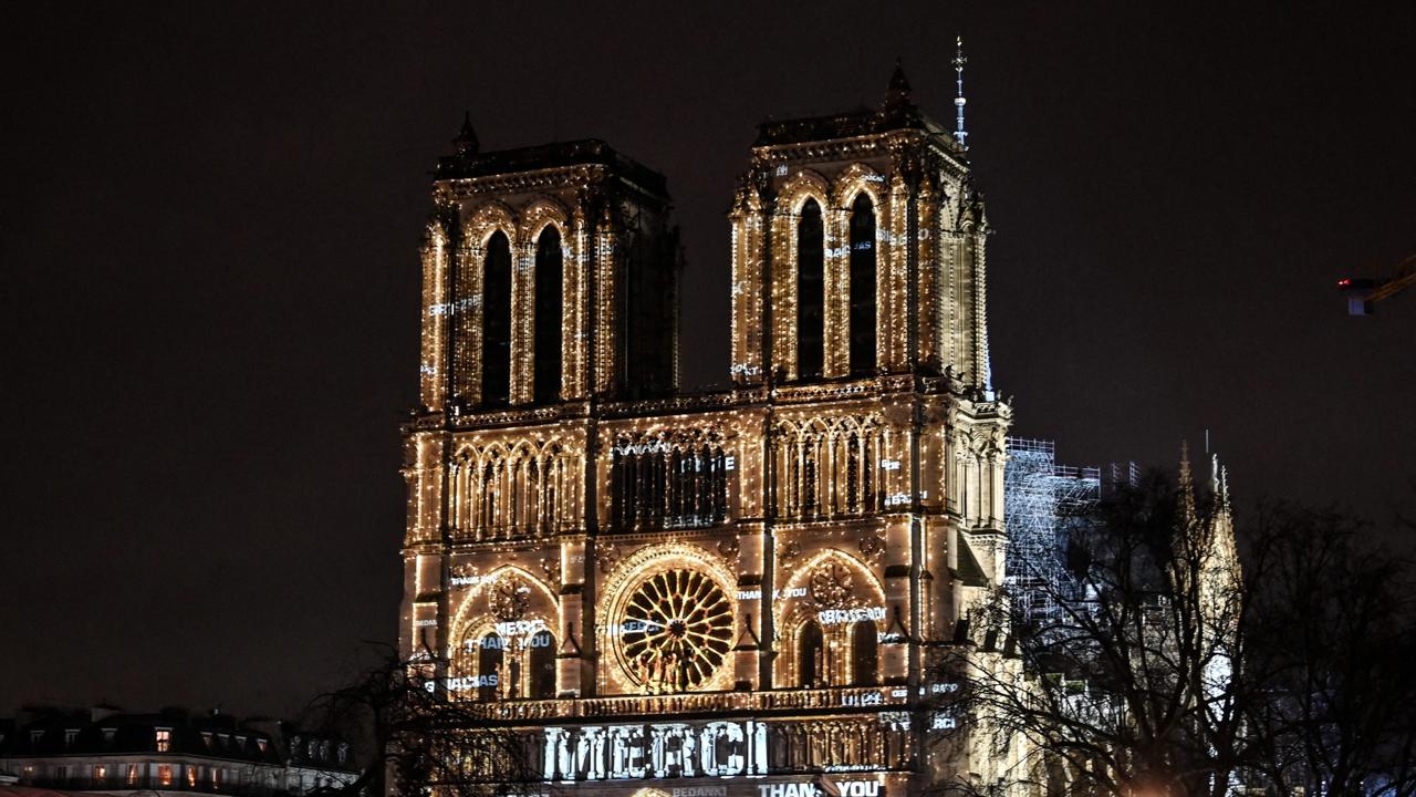 Slávnostné otvorenie katedrály Notre - Dame v Paríži.