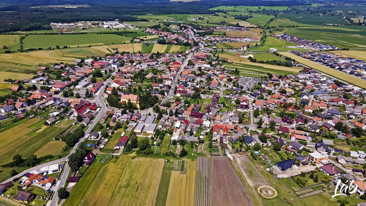 Láb sa rozprestiera na juhu strednej oblasti Záhorskej nížiny, osem kilometrov od Malaciek.