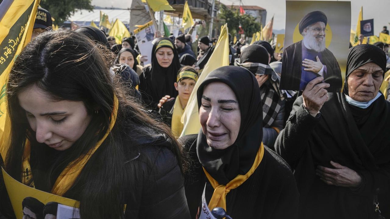 Pohreb vodcu militantného hnutia Hizballáh Hassana Nasralláha na štadióne v Bejrúte.