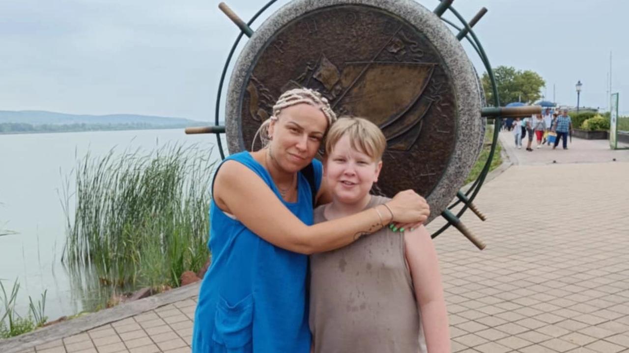 Oli (12) sa donedávna učil na samé jednotky. Teraz trpí depresiami, nič ho nebaví, ani učenie. V škole nezapadol, mamka mu musela nájsť druhú. Bez dozoru nemôže zostať ani hodinu. Napriek tomu jeho mamke neodsúhlasili opatrovateľský príspevok. 
