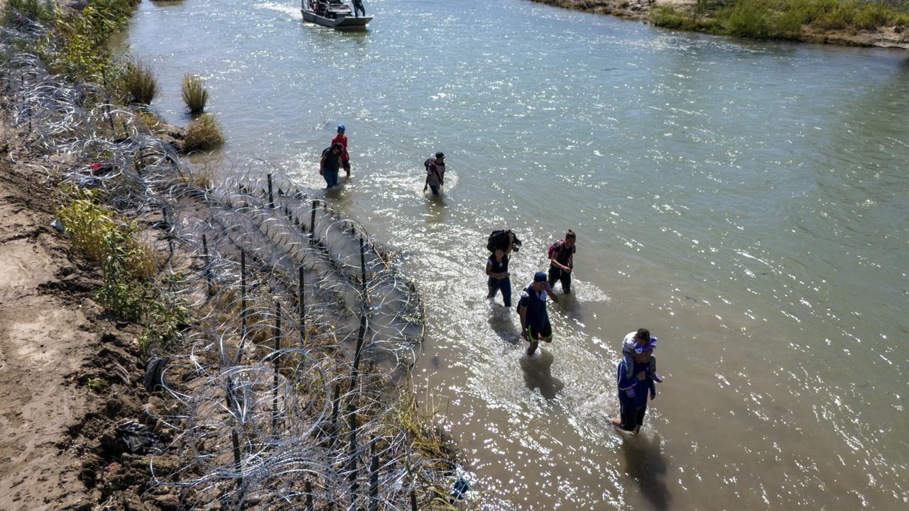 Ľudia, ktorí pri príchode deklarujú strach vrátiť sa domov alebo úmysel žiadať o azyl, podstúpia prísnejšiu previerku než doteraz. Ak kontrolou prejdú, budú môcť požiadať o nižší stupeň humanitárnej ochrany, než je azyl.
