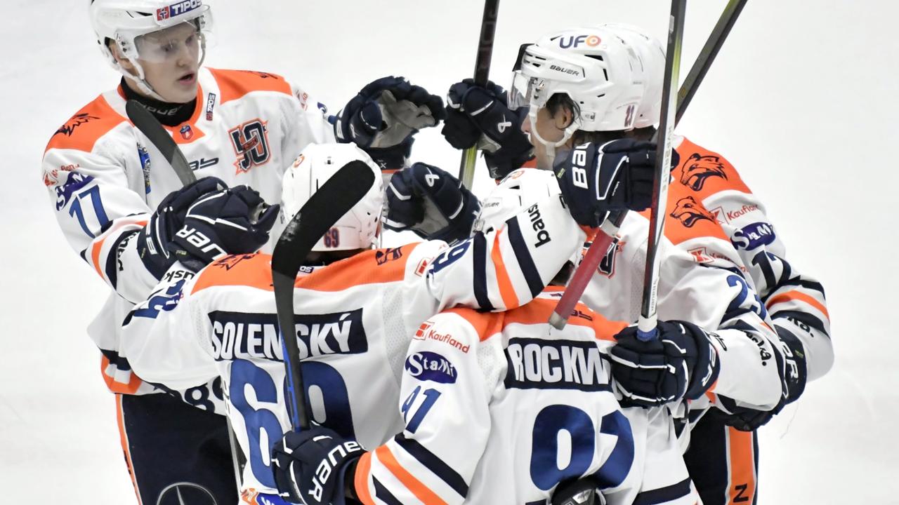 Na snímke hráči Michaloviec oslavujú gól v predohrávke 13. kola Tipos extraligy HK Dukla Ingema Michalovce – HC Slovan Bratislava 16. októbra 2024 v Michalovciach. FOTO TASR - Roman Hanc