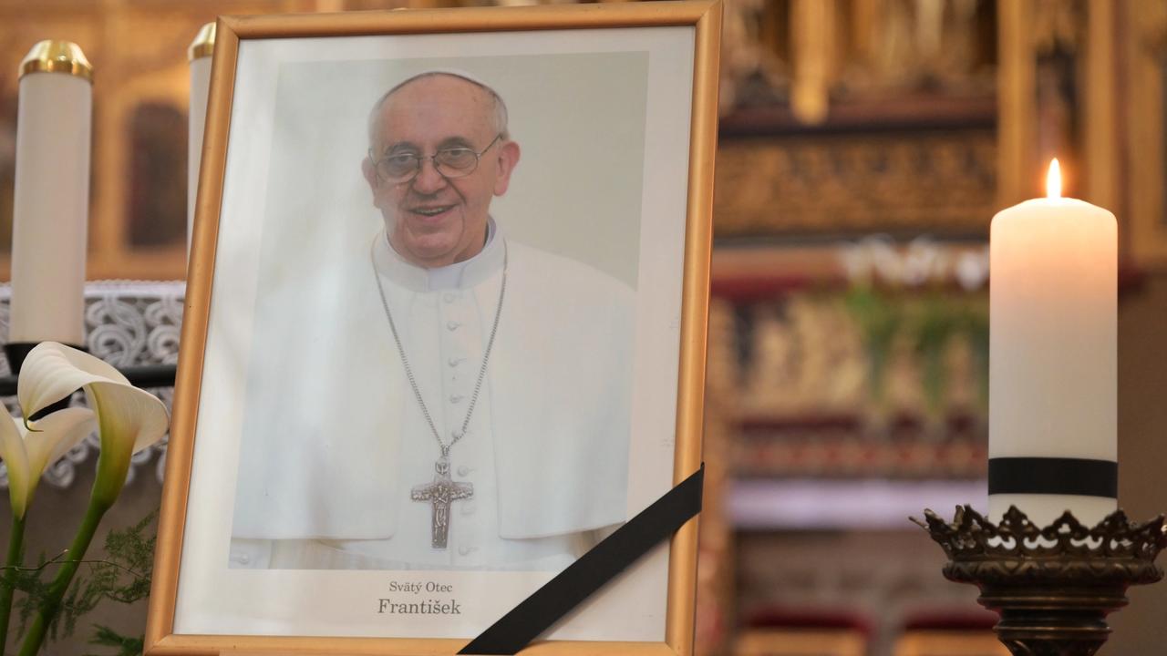 Na snímke portrét zosnulého pápeža Františka v Dóme sv. Alžbety v Košiciach 21. apríla 2025.