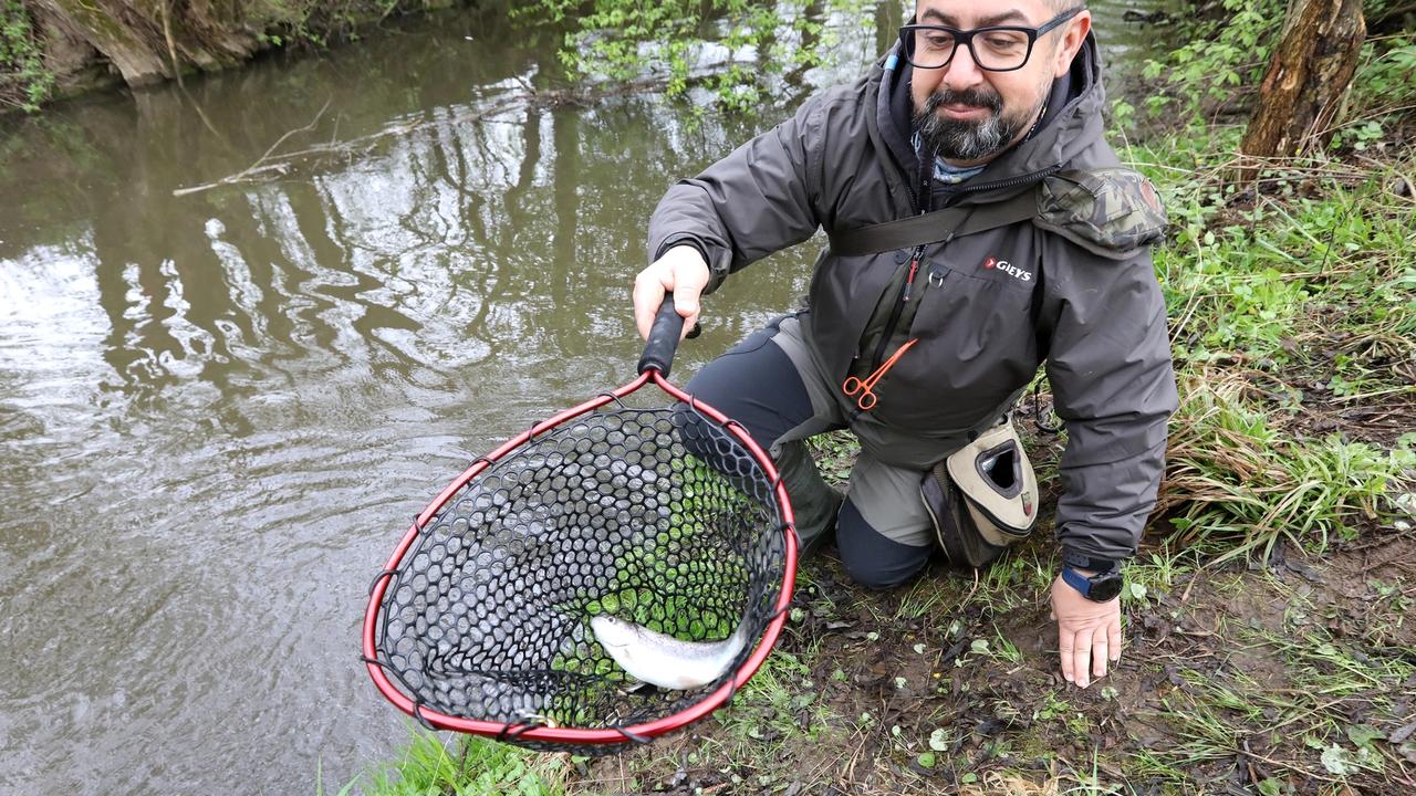 Na snímke rybár Igor Servin zo Zvolena pózuje s uloveným pstruhom potočným v prvý deň novej rybárskej sezóny na pstruhových vodách.