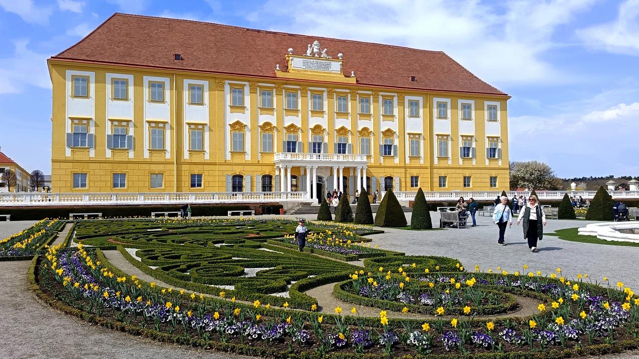 Milovníci histórie ocenia tohtoročnú výstavu s názvom „Eugen za maskou princa – 300. rokov zámku Schloss Hof „, ktorá je venovaná zakladateľovi zámku, princovi Eugenovi Savojskému.