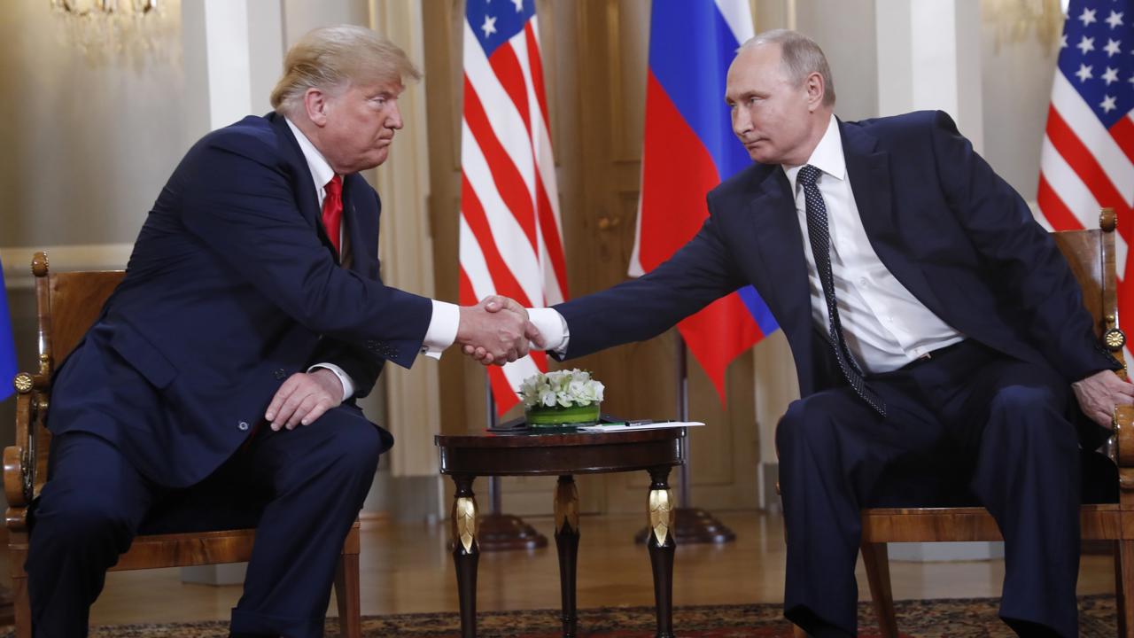 Na snímke vpravo ruský prezident Vladimir Putin a vľavo americký prezident Donald Trump si podávajú ruky na úvod prvého summitu v prezidentskom paláci vo fínskej metropole Helsinki 16. júla 2018. 