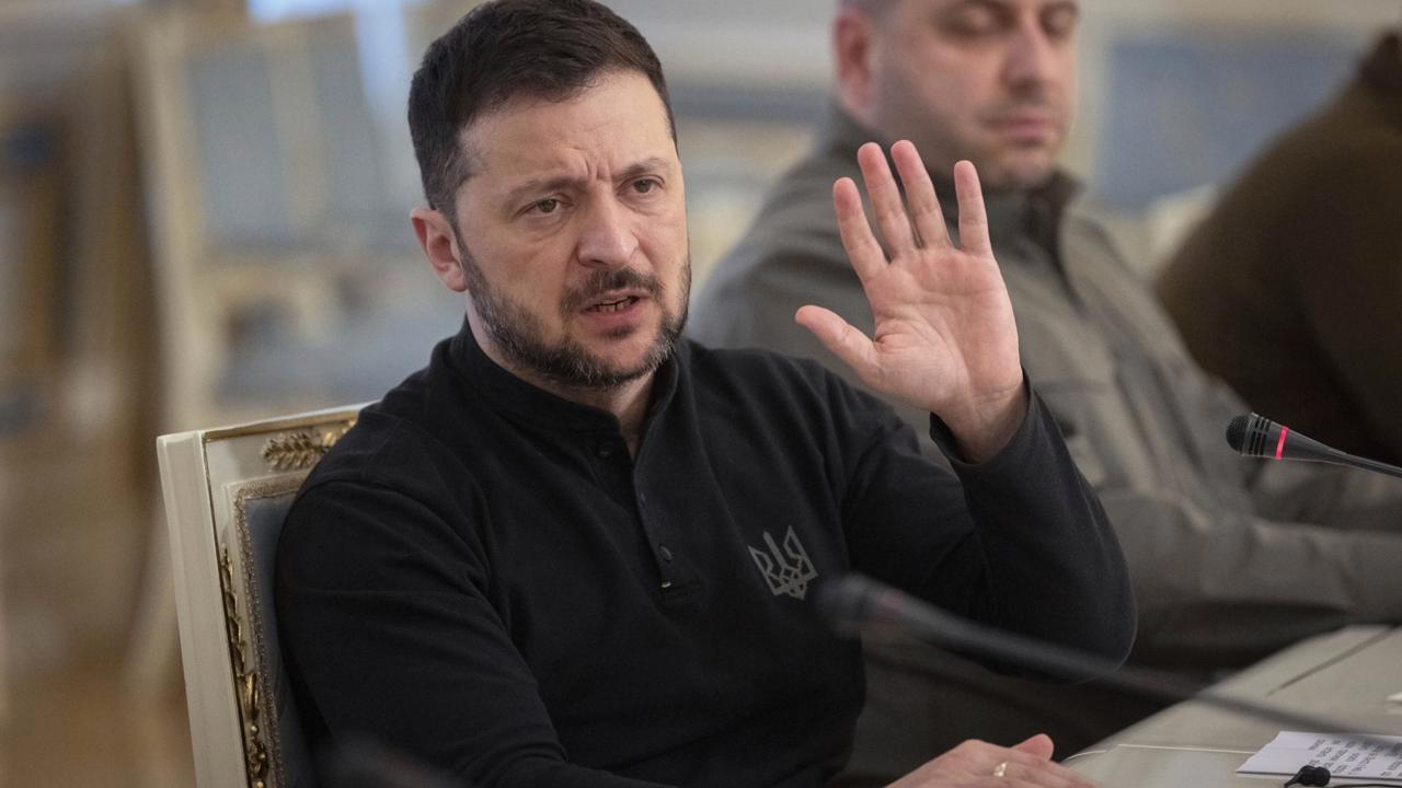 Ukrajinský prezident Volodymyr Zelenskyj hovorí počas stretnutia s nemeckým ministrom obrany Borisom Pistoriusom v Kyjeve v utorok 14. januára 2025. FOTO TASR/AP
Ukrainian President Volodymyr Zelenskyy speaks during his meeting with German Defence Minister Boris Pistorius in Kyiv, Ukraine, Tuesday, Jan. 14, 2025. (AP Photo/Efrem Lukatsky)